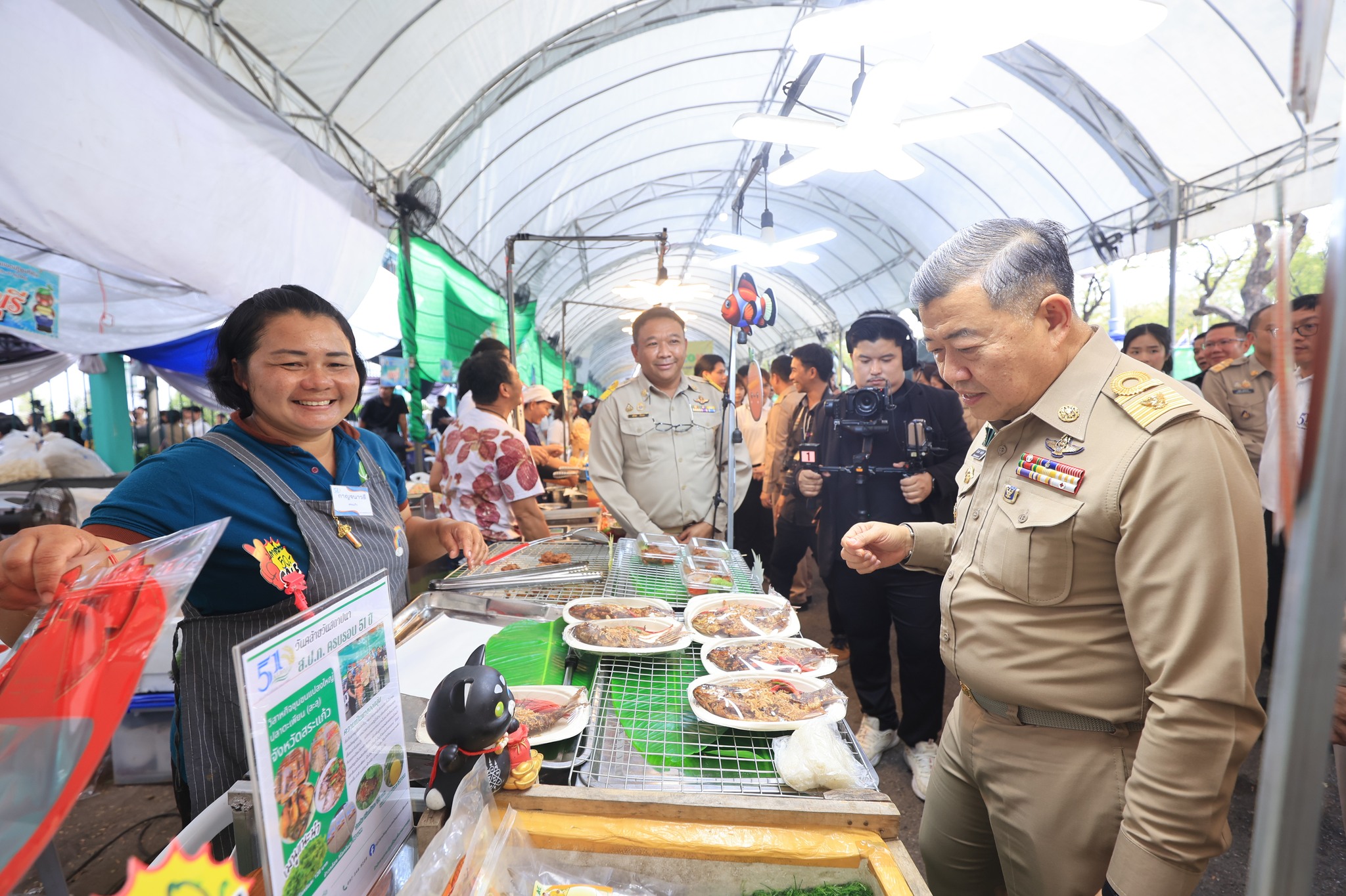 title - ปลัดกระทรวงเกษตรฯ และผู้บริหาร ส.ป.ก. เยี่ยมชมร้านค้า ในงานวันคล้ายวันสถาปนา ส.ป.ก. ครบรอบ 51 ปี